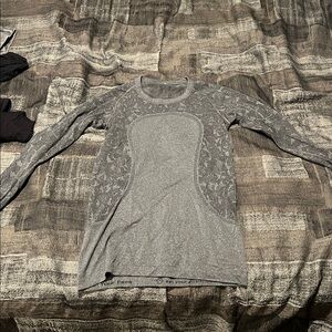 Lululemon Gray Long Sleeve Patterned Top